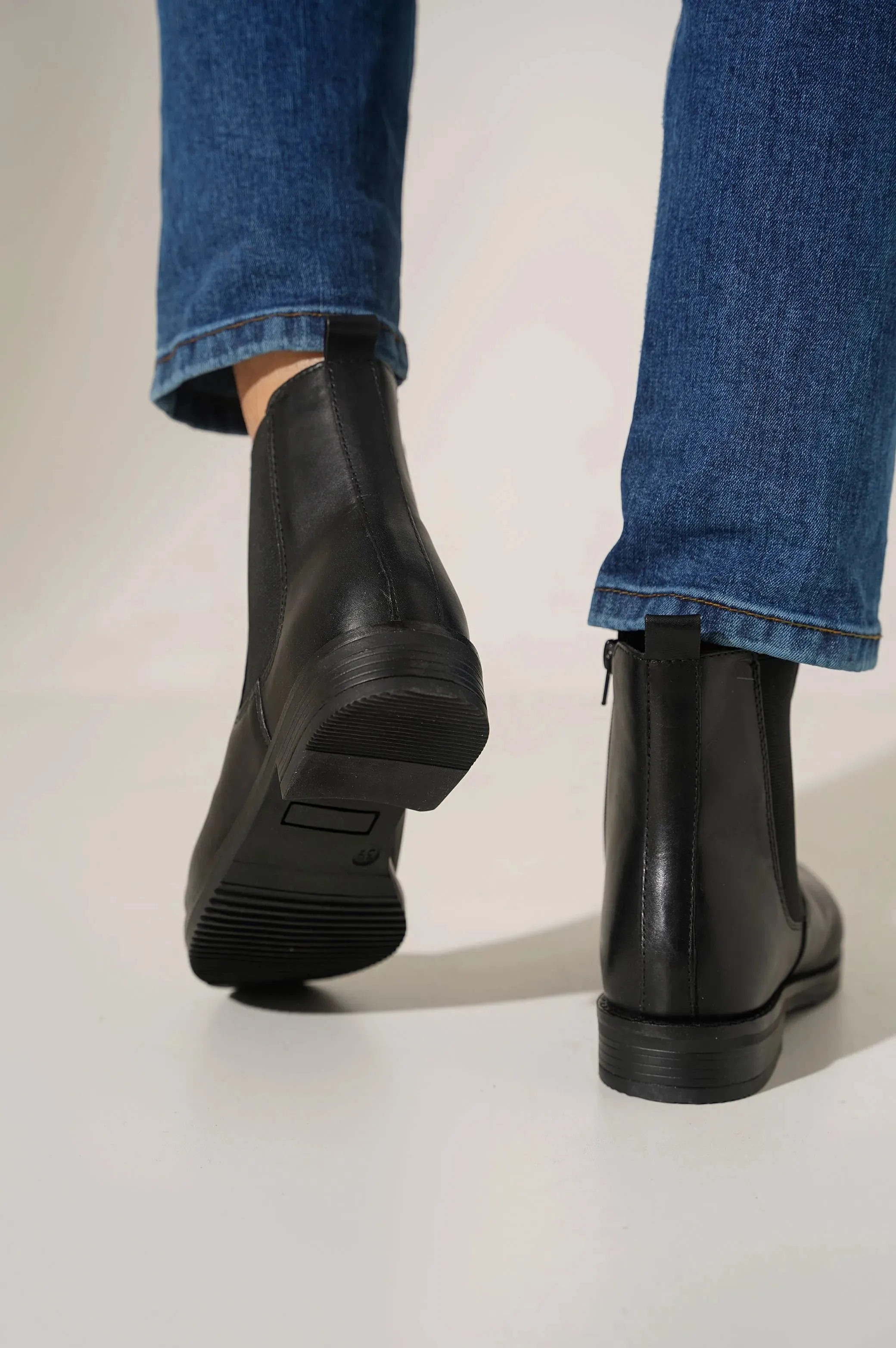 CLASSIC CHELSEA BOOTS