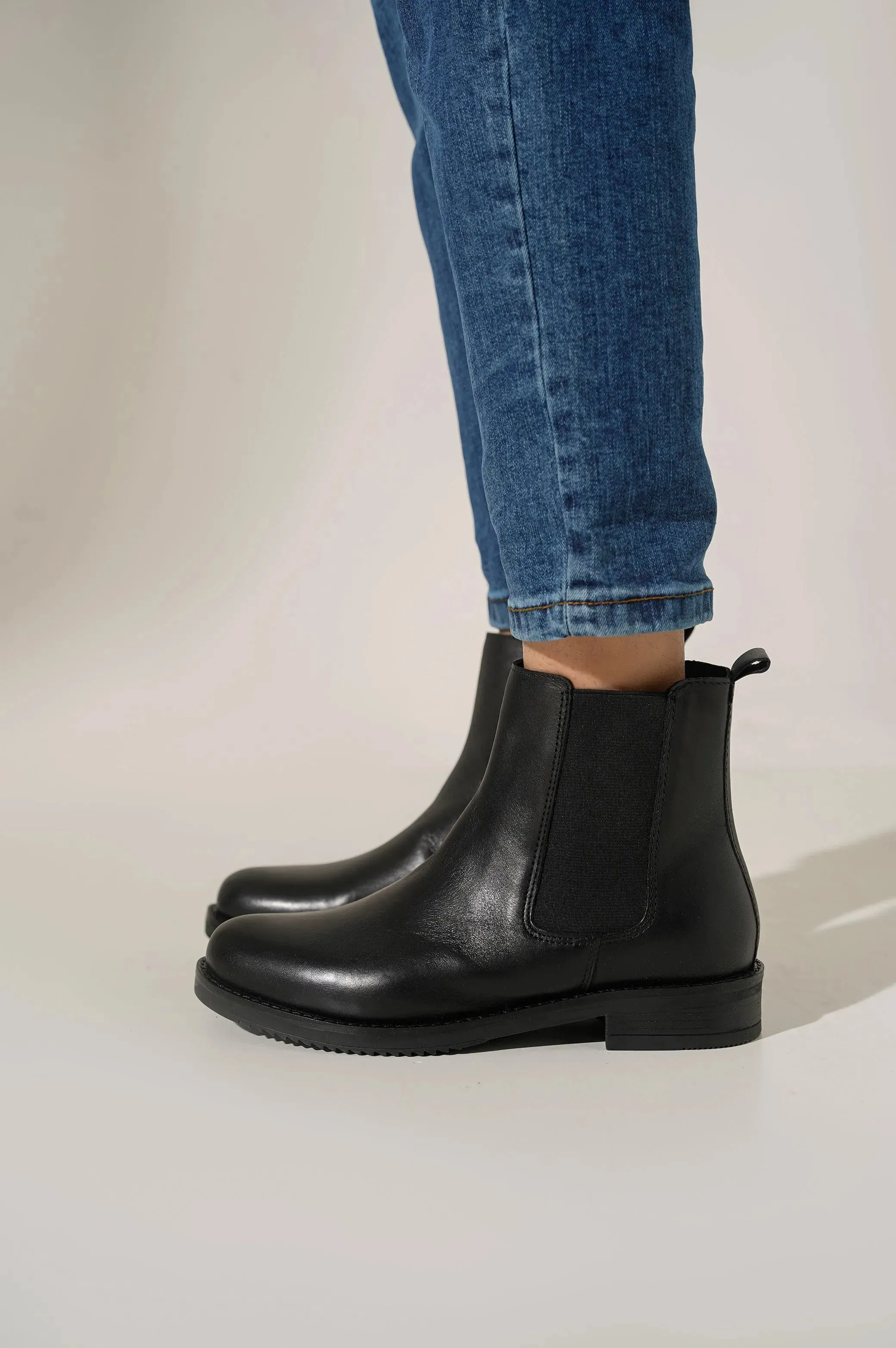 CLASSIC CHELSEA BOOTS